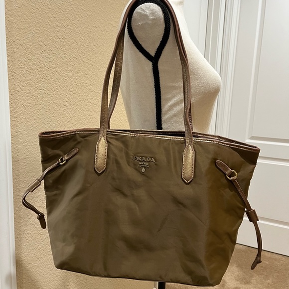 PRADA TOTE - Picture 16 of 16